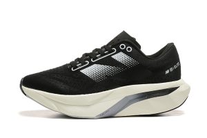 New Balance FuelCell Rebel V4 (复制)